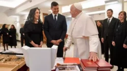 Presidente do Paraguai e recebido em audiencia pelo Papa Francisco 3 700x394 1