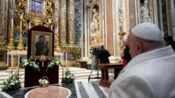 Papa Francisco oferece Rosa de Ouro ao Icone de Nossa Senhora Salus Populi Romani 1