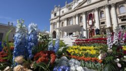 Um jardim multicolorido para a Pascoa na Praca e na Basilica de Sao Pedro 2