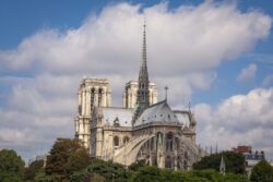 Presidente frances convida Papa para reabertura da Catedral de Notre Dame de Paris tvnluy 768x512 1