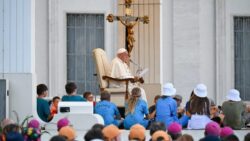 Papa Francisco se encontra com acolitos e coroinhas na Praca de Sao Pedro 2