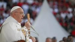 Mais de 100 mil fieis participam de Santa Missa com o Papa na Indonesia 1