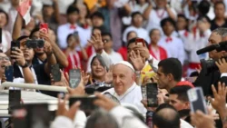 Mais de 100 mil fieis participam de Santa Missa com o Papa na Indonesia 2