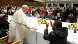 Papa Francisco almoca com mais de mil pessoas carentes no Vaticano 1