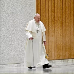 Papa Francisco tropeca apos bengala quebrar em audiencia no Vaticano 1