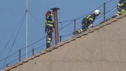 Chamine que anunciara novo papa e instalada na Capela Sistina