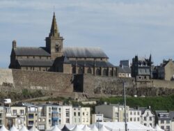 Port de Granville Vue sur leglise Notre Dame du Cap Lihou 700x525 1