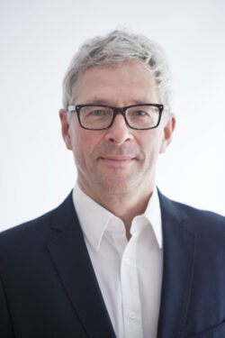 Astrofisico tedesco: corrispondenza tra il racconto biblico della Creazione e il Big Bang 1 Andreas Burkert 700x1050 1