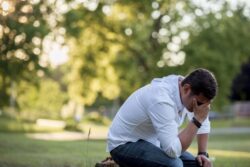 Il bene spirituale delle tribolazioni 1 closeup tiro de um homem no chao com mao no rosto e um fundo desfocado 700x467 1