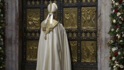 Leao XIV fecha Porta Santa da Basilica de Sao Pedro e conclui Jubileu da Esperanca 5