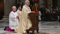 Papa Leao XIV lava os pes de doze sacerdotes na Missa da Ceia do Senhor 4