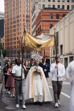 Processione Eucaristica per le strade di New York 1 photo 1720401979857 5bab1bd44b05